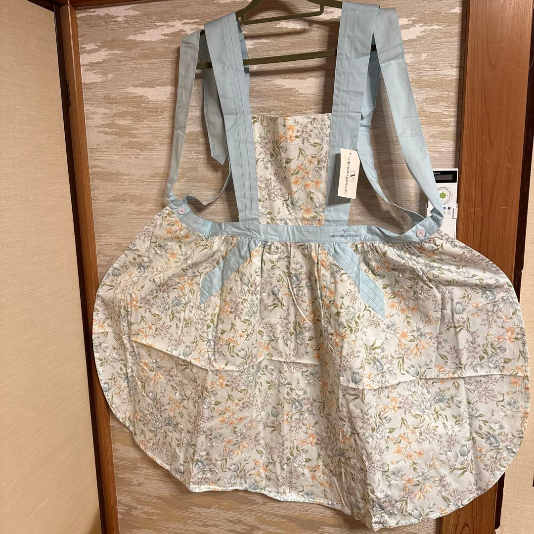 バレンチノガラバーニィのウエスト切り替えデザイン、たっぷりギャザーのエプロン