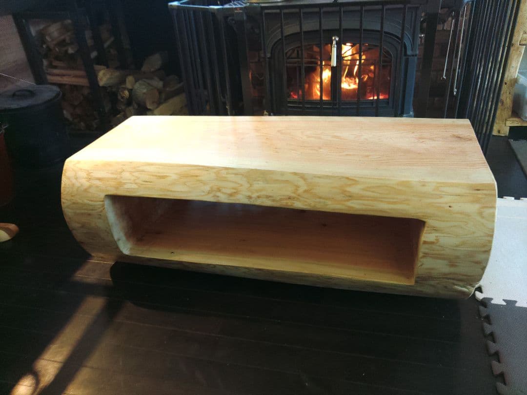 杉丸太のくりぬきテーブル