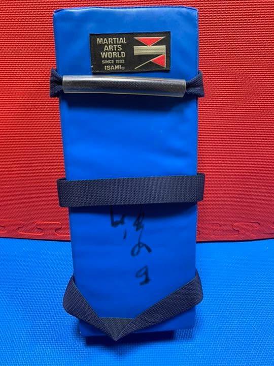 2古田選手サイン入りキックミットISAMI martial arts world