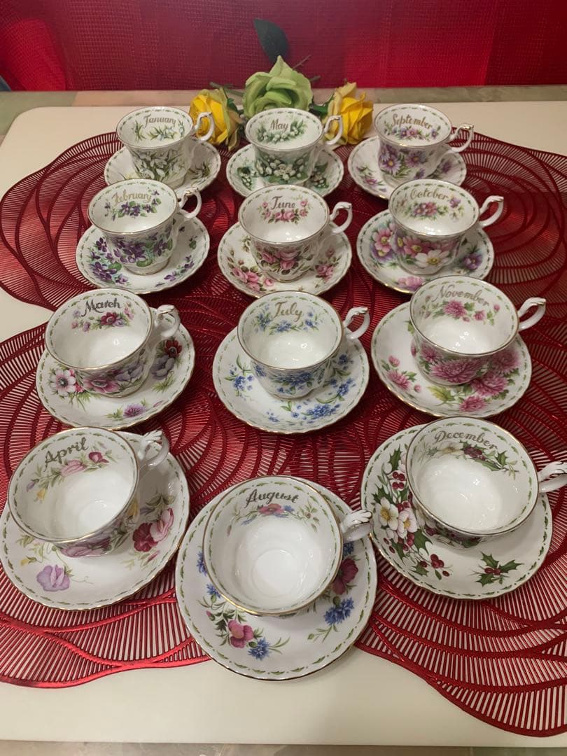   12個のティーカップとソーサーセット