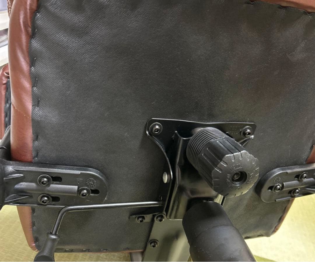 肘付きオフィスチェア　ブラウン