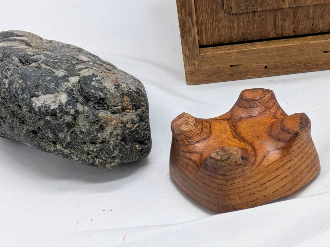 菊花石　ピンク主体の花　根尾 小林宗閑箱書き　鑑賞石 水石 　木製台座　文化財級