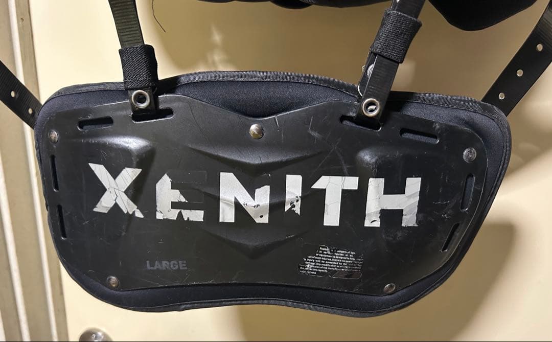 アメフト　xenith ショルダー　バックプレート　FLYTE