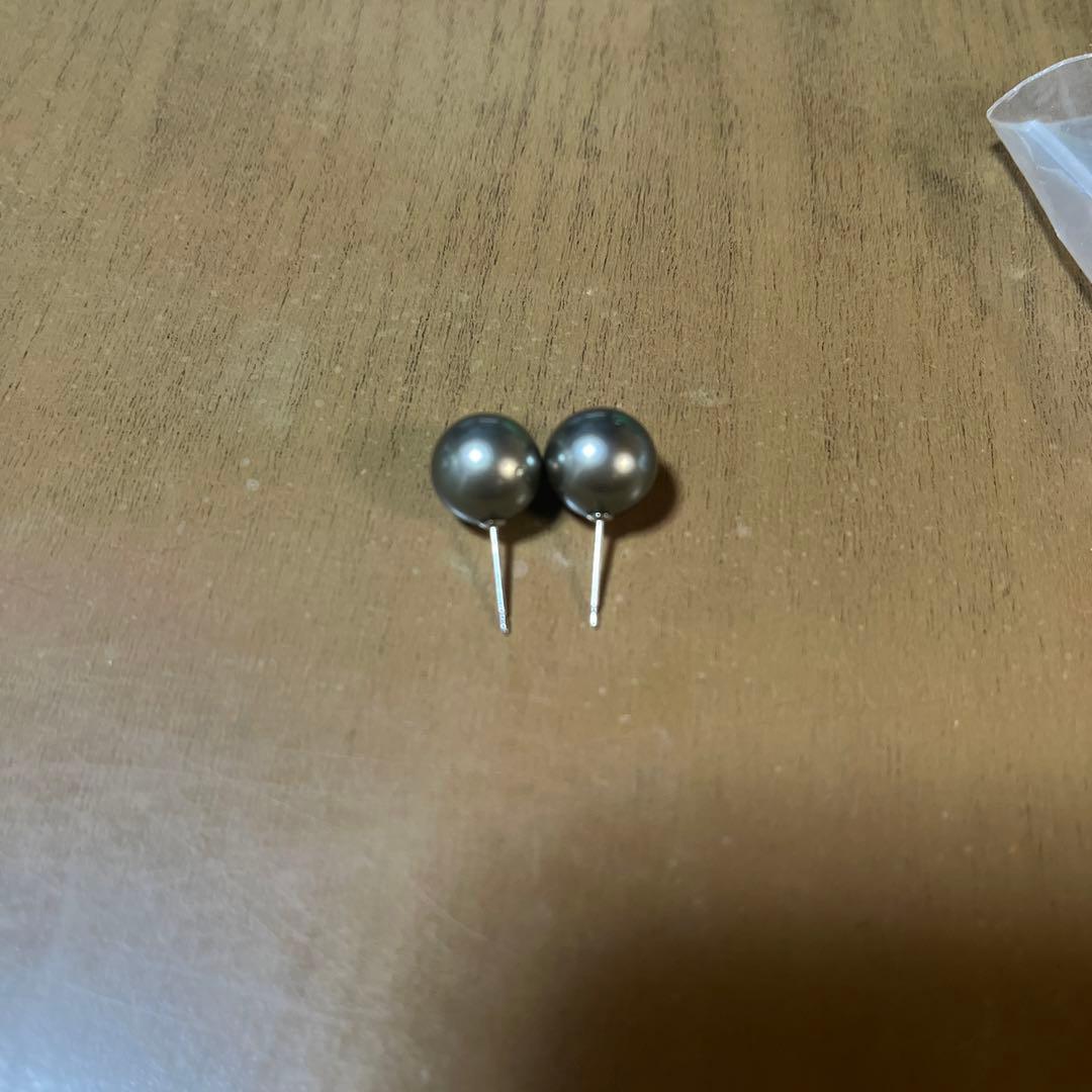 グレー真珠スタッドピアス キャッチ付き　黒真珠　プラチナ　pt 9mm