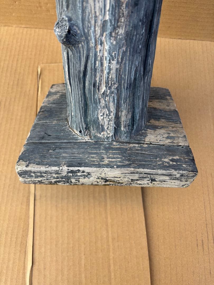 アンティークな可愛いリスの彫刻が特徴的な樹脂製柱ガ-デン雑貨リスのオーナメント