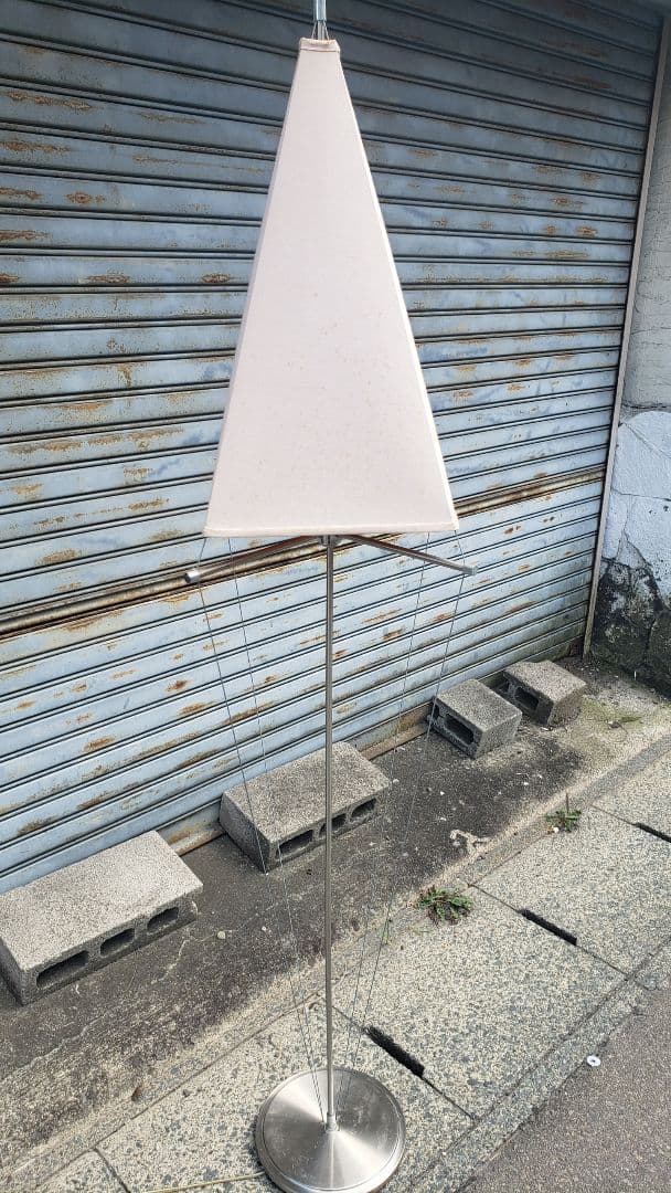 ワイヤーフレームのフロアスタンド　モダン　照明　フロアライト