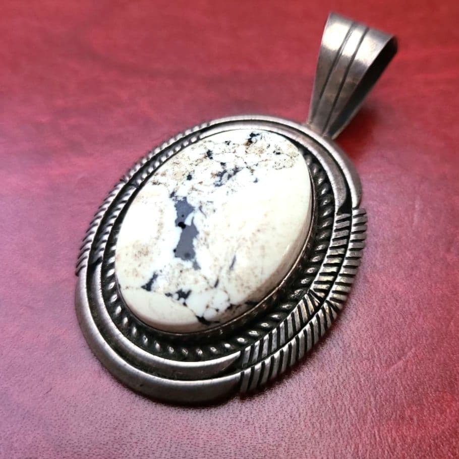 おおぶり28g 希少ホワイトバッファロー ペンダントトップ