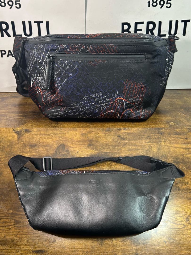 19SS限定　約36万円　美品　Berluti ボディバッグ　スクリット カリグ
