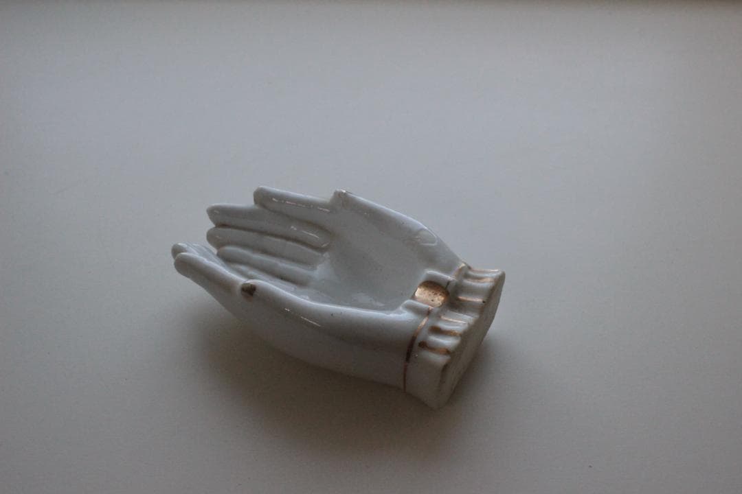 【C】ホワイトハンドモチーフ/Made in Japan /陶器製・小物入れ