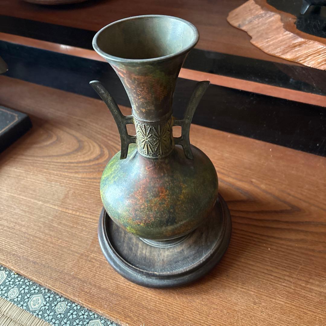 金属製エレガント花瓶 木製台座付き