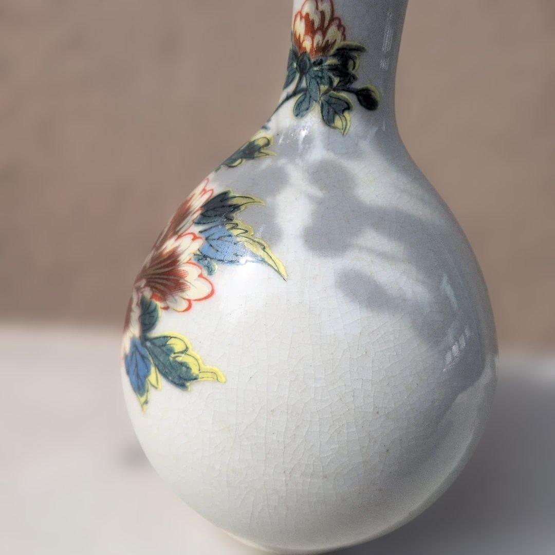 九谷焼　花柄陶器花瓶と南天の実