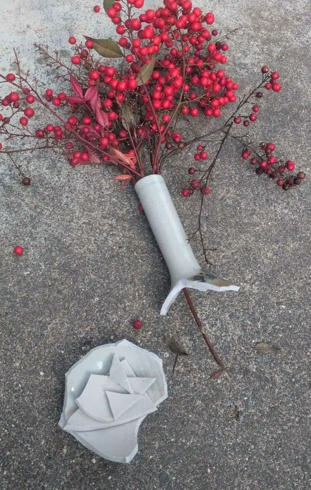 九谷焼　花柄陶器花瓶と南天の実