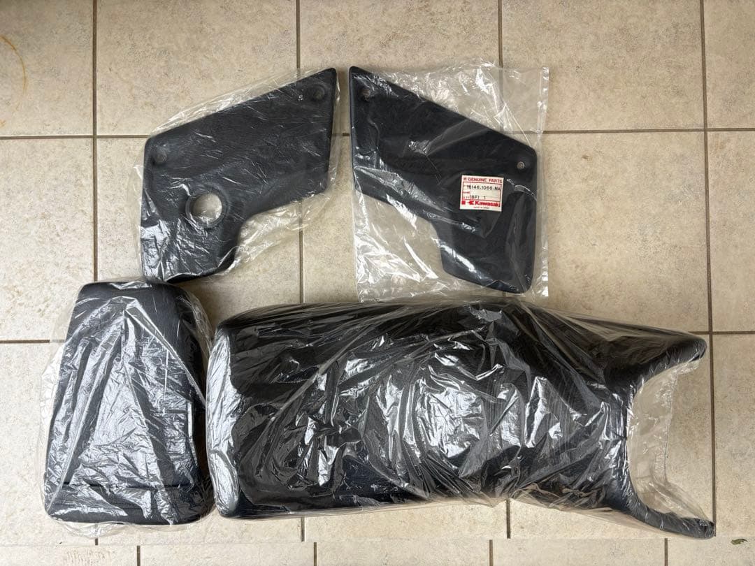 カワサキ GPZ250R 【新品未装着】純正シートとサイドカバー計4点