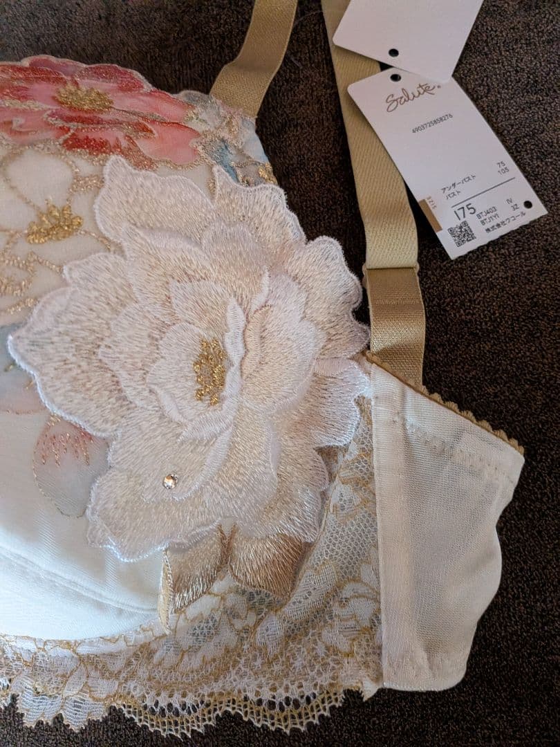 。チョコレート様。Salute 03グループブラジャー l75、ショーツL。