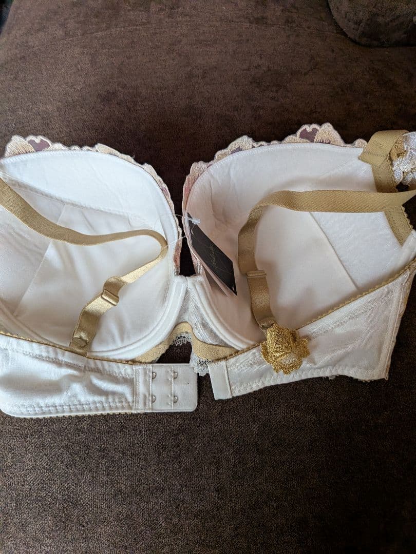 。チョコレート様。Salute 03グループブラジャー l75、ショーツL。