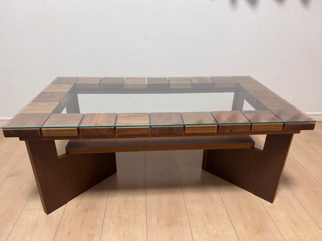 モダンな木製ガラステーブル