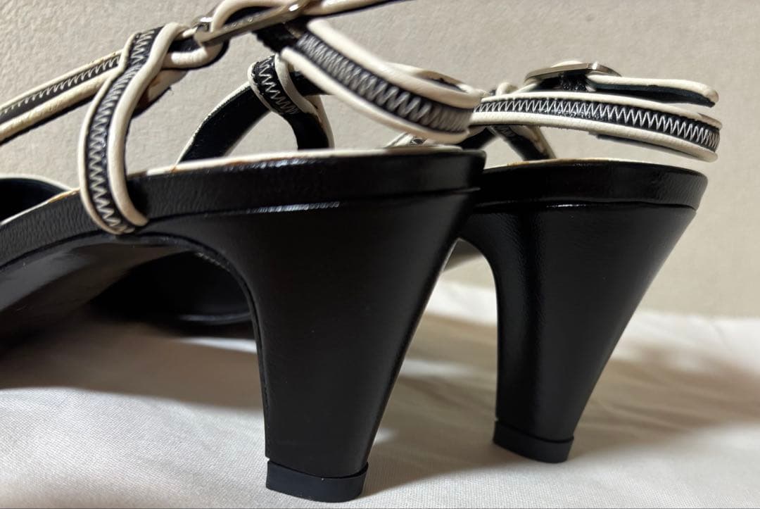 CHANELブラック、ベージュのパンプス
