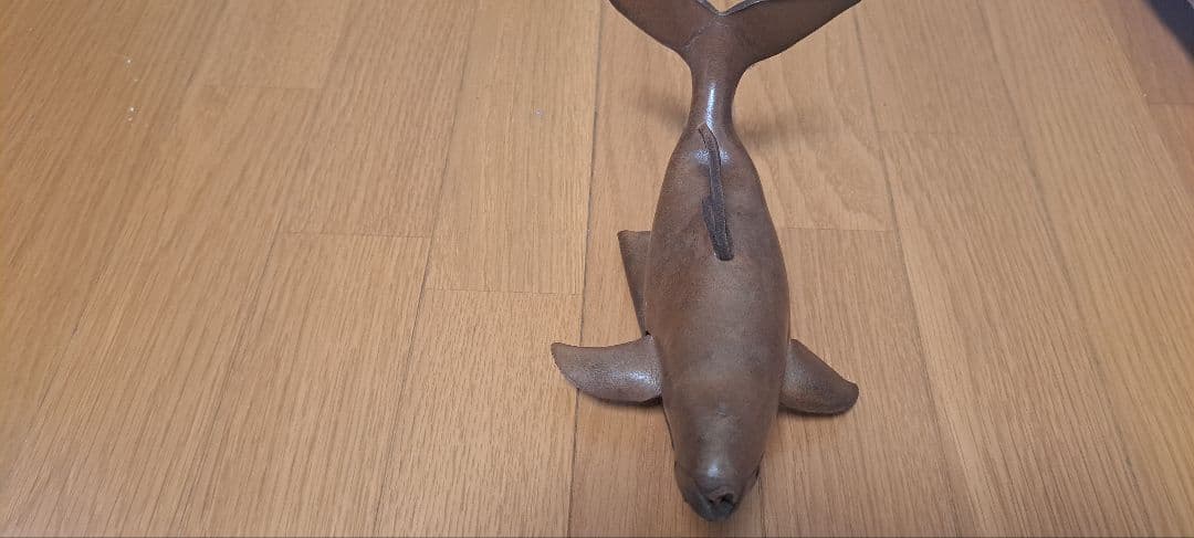革で作ったイルカのオブジェ