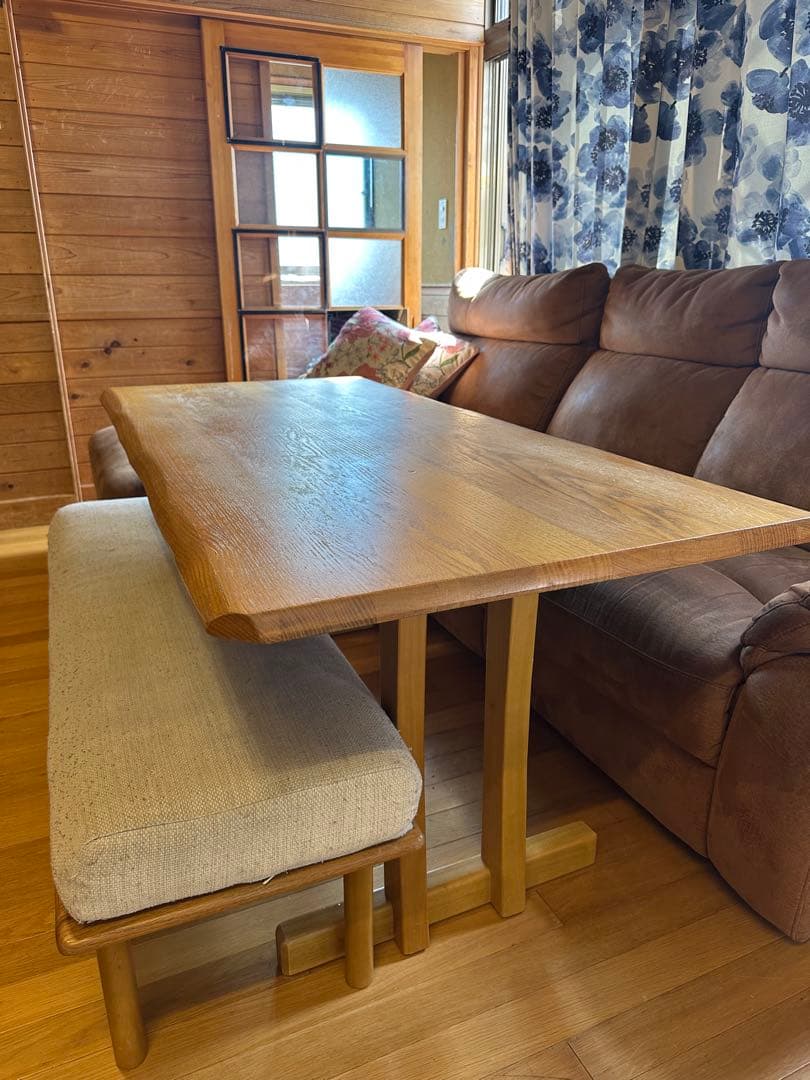 木製ダイニングテーブルとベンチセット