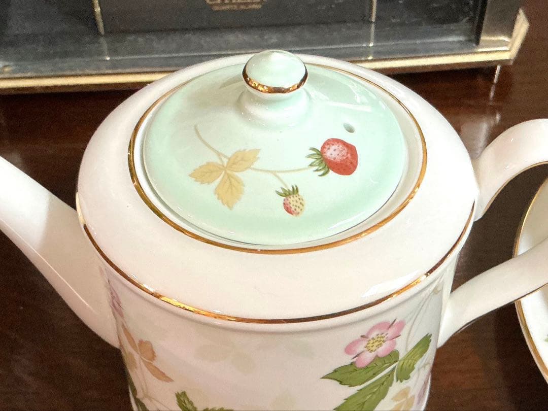 ワイルドストロベリーポット、カップ&ソーサー＆プレート