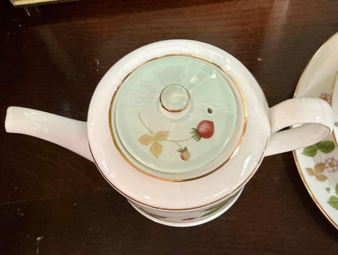 ワイルドストロベリーポット、カップ&ソーサー＆プレート