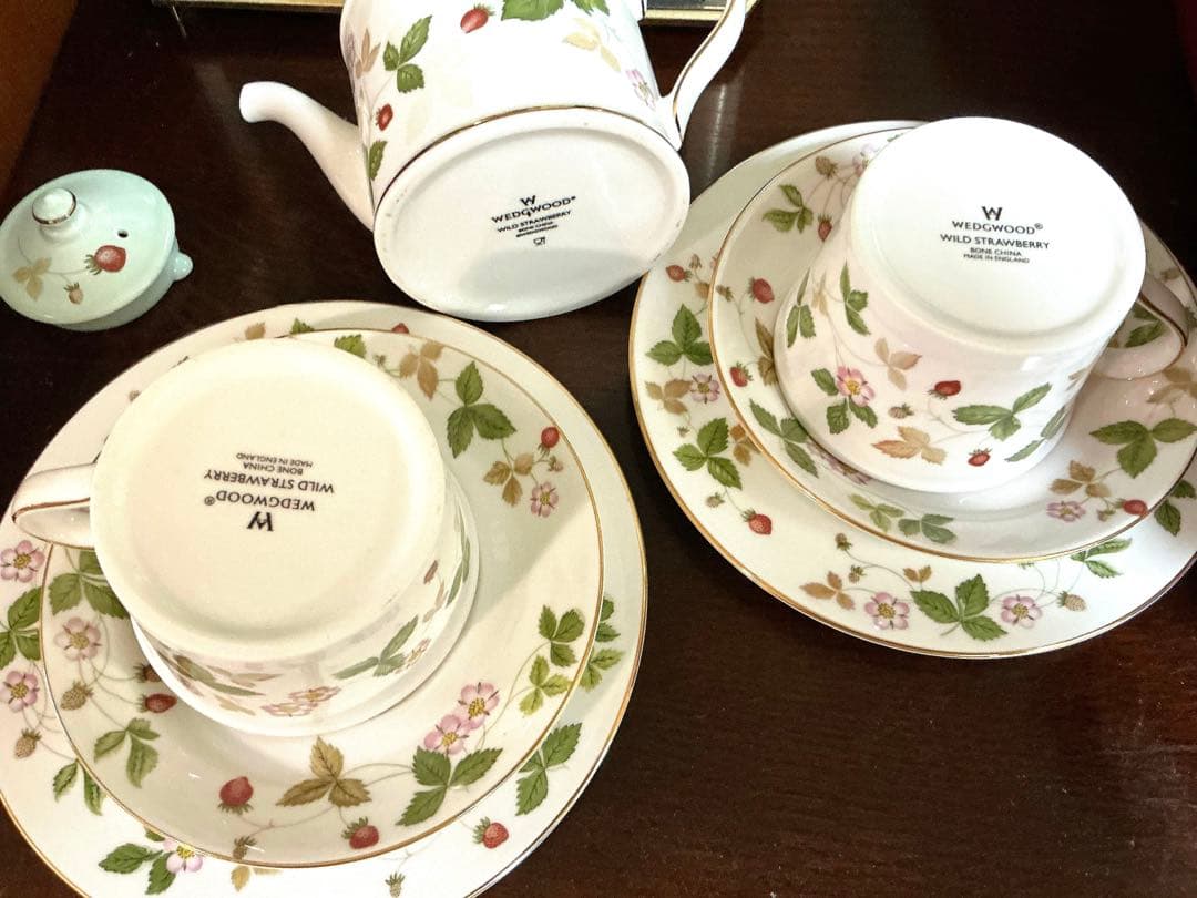 ワイルドストロベリーポット、カップ&ソーサー＆プレート