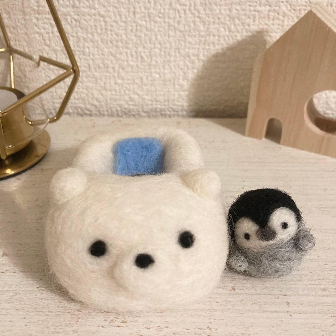 しろくまさん号に乗ったペンギンさん　羊毛フェルト