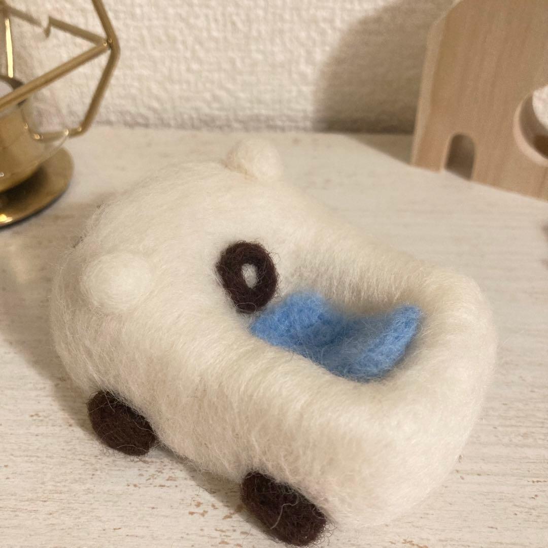 しろくまさん号に乗ったペンギンさん　羊毛フェルト