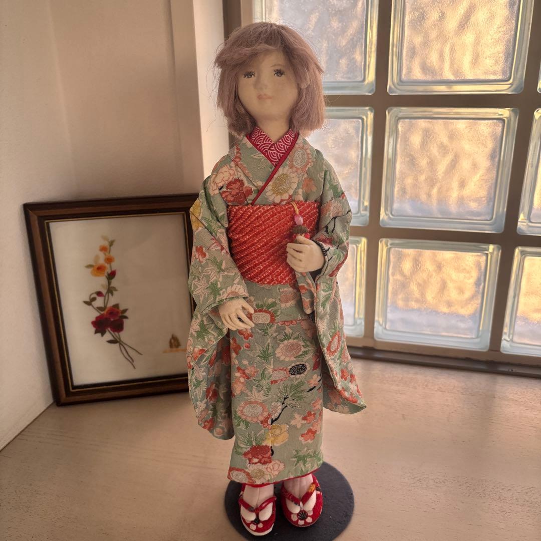 着物人形 緑色と赤色の着物