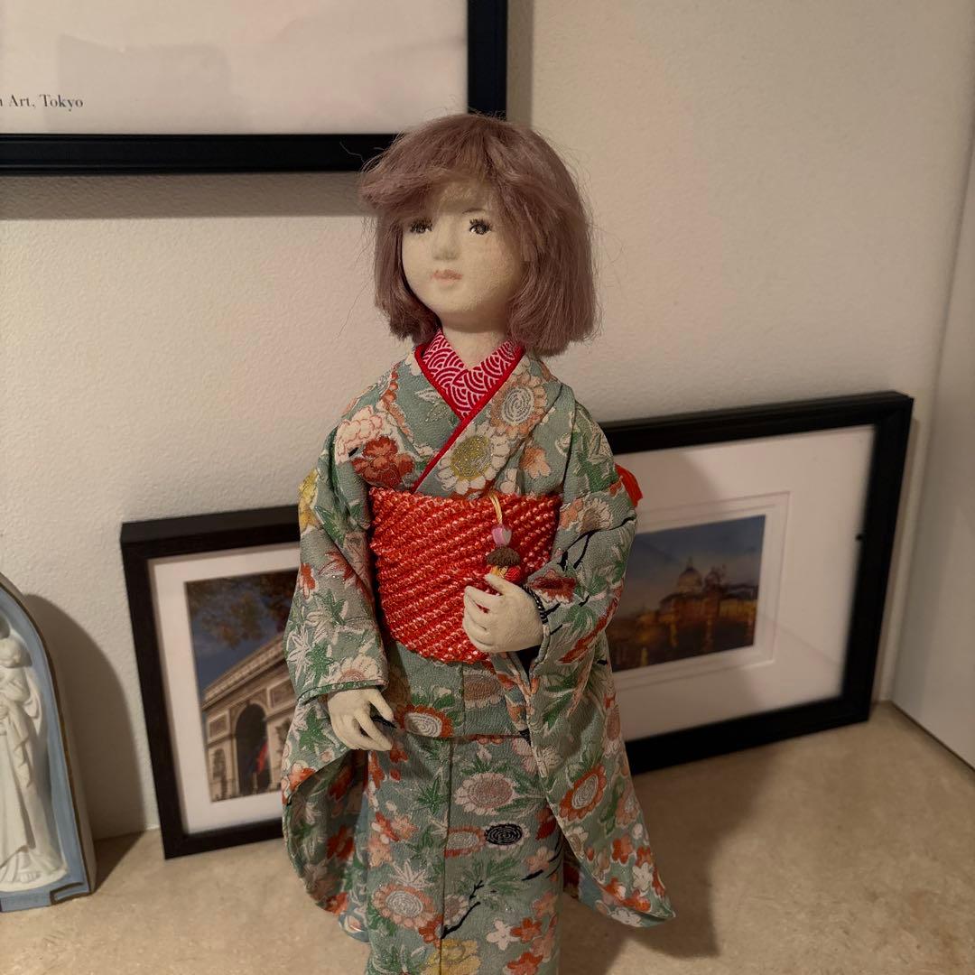 着物人形 緑色と赤色の着物