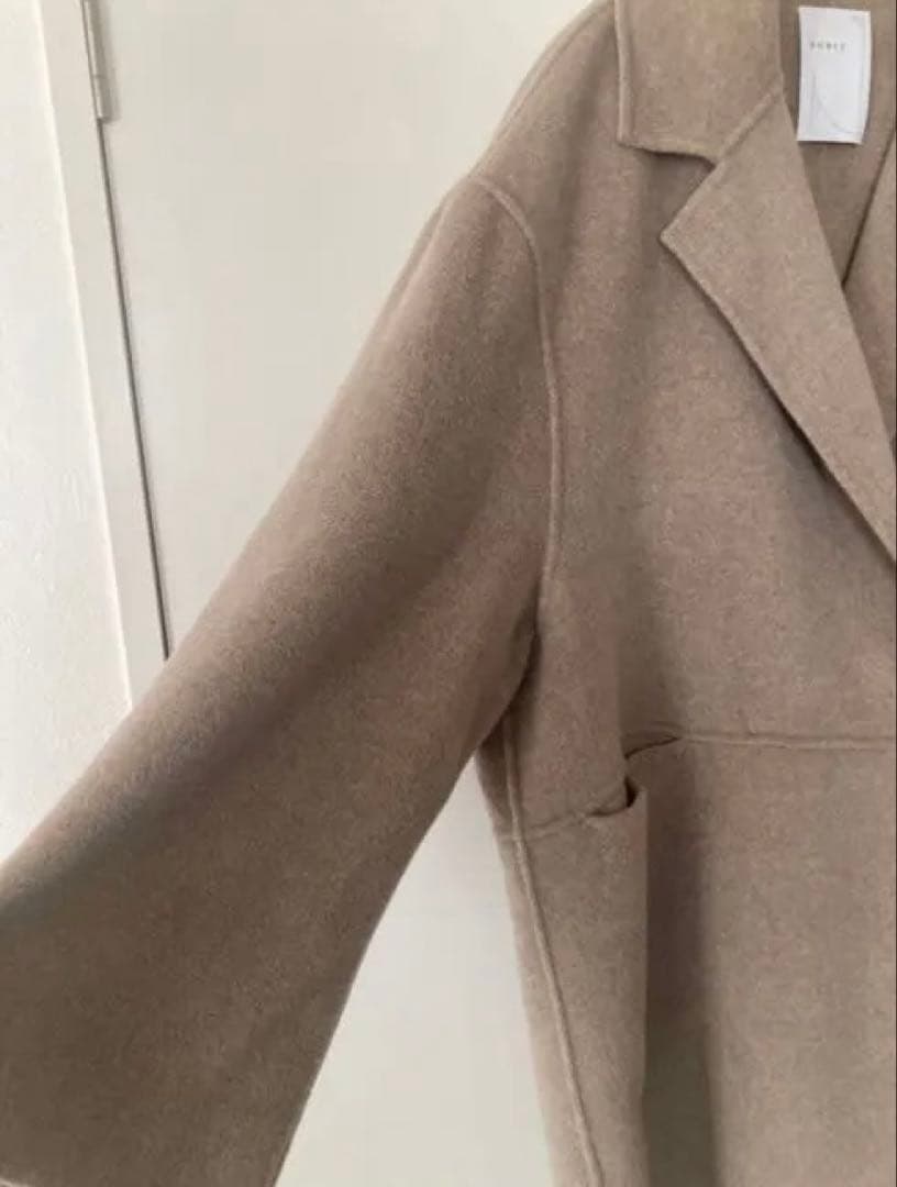 ベージュ ダブルブレスト チェスターコート