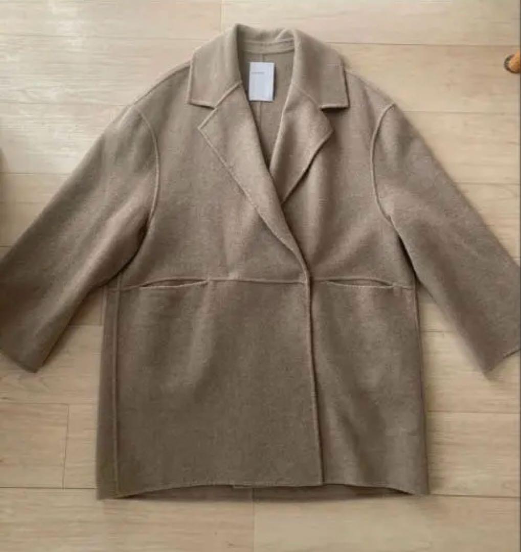 ベージュ ダブルブレスト チェスターコート