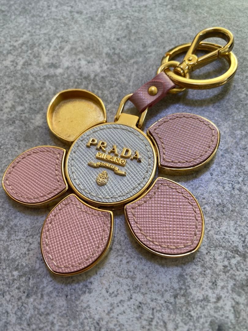 PRADA 花型 キーホルダー