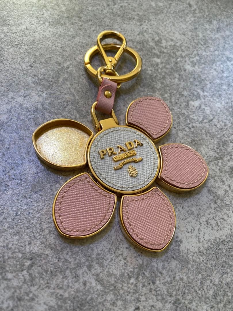 PRADA 花型 キーホルダー