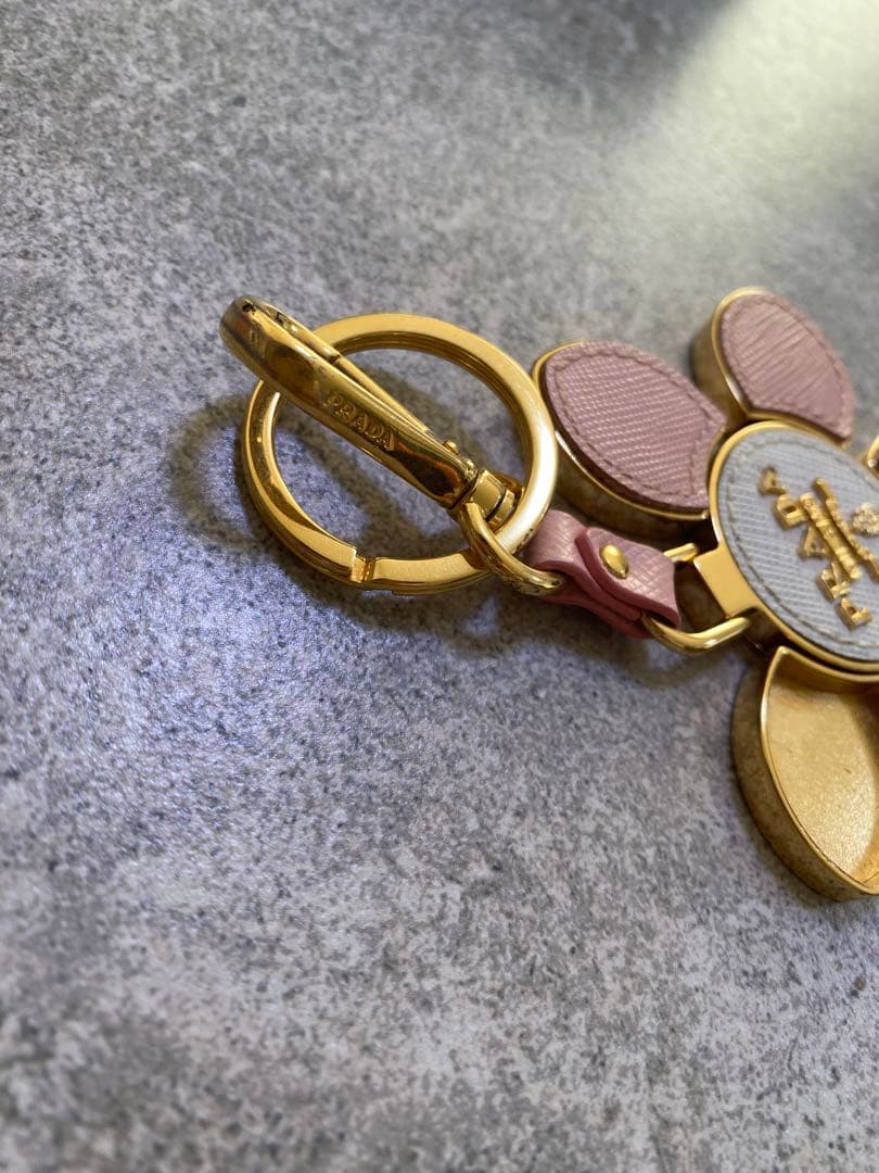 PRADA 花型 キーホルダー