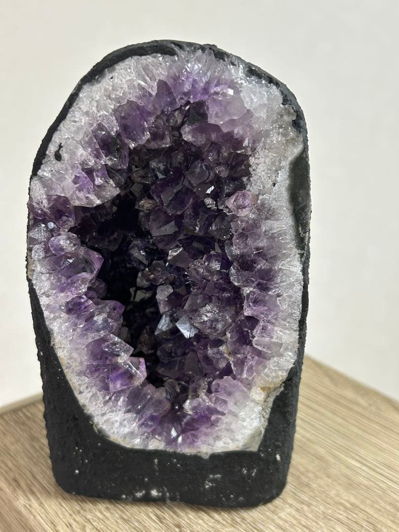 10%off SALEアメジストクラスター　ドーム　紫水晶　 天然石　１２６８g