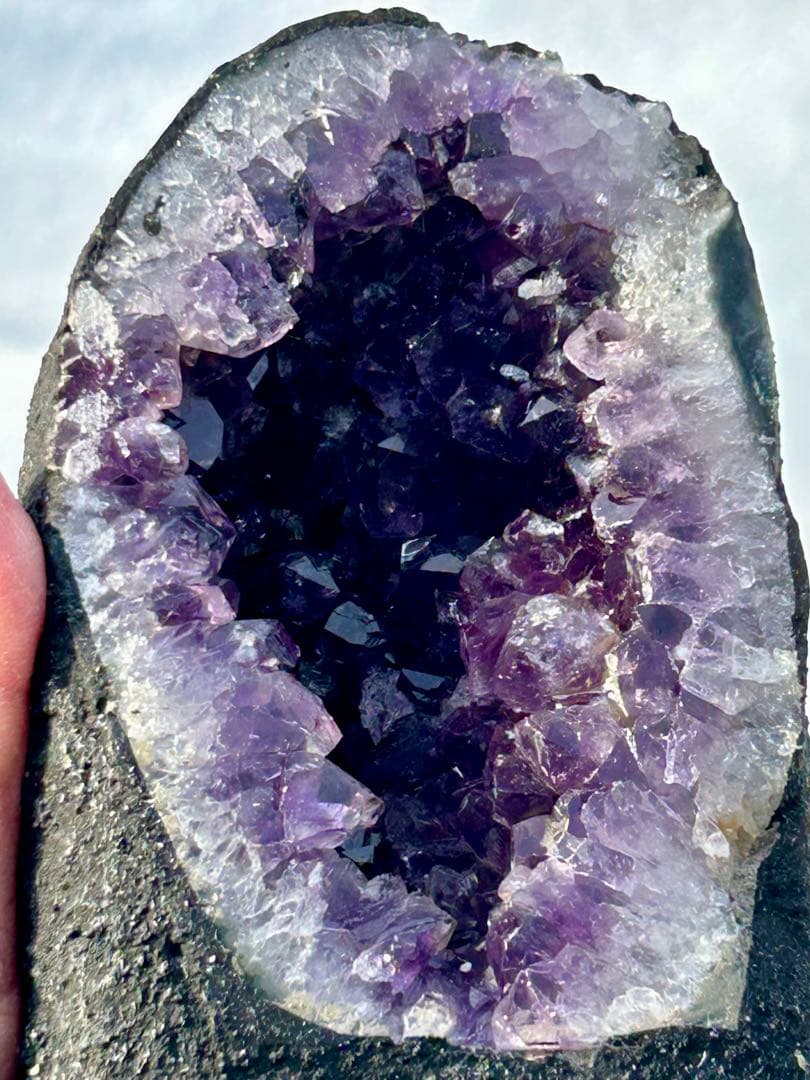 10%off SALEアメジストクラスター　ドーム　紫水晶　 天然石　１２６８g