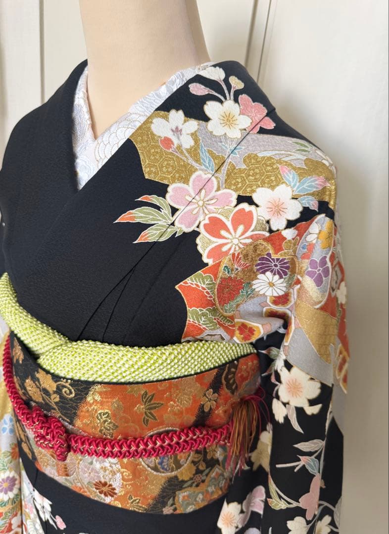 裄６９．５ｃｍ　豪華　４点セット　黒地に金駒刺繍 も豪華な振袖