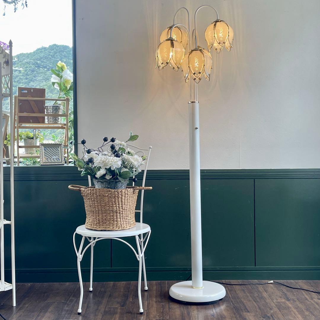 r197 クラシカルな雰囲気が素敵な花びら型シェードのフロアランプ