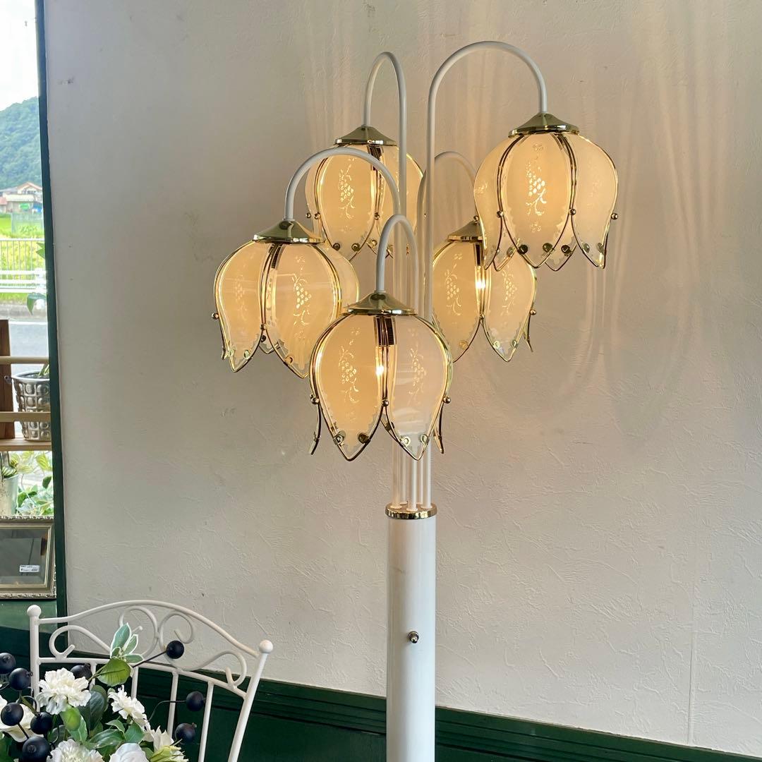 r197 クラシカルな雰囲気が素敵な花びら型シェードのフロアランプ