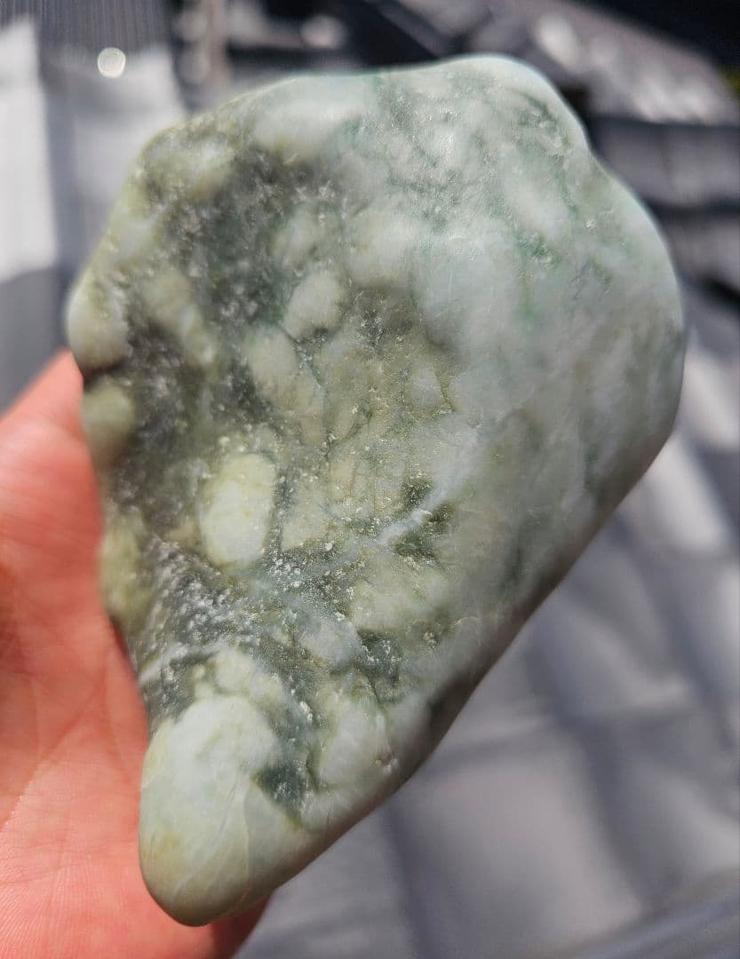 巨大‼️約600g以上‼️圧砕部分あり‼️糸魚川産 翡翠 原石