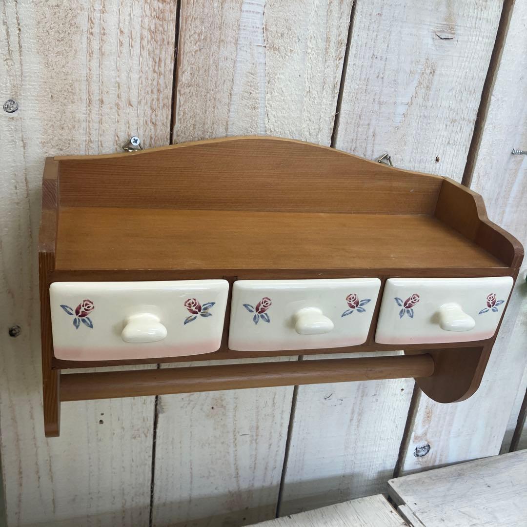 マニー ローズアンポショワール 木製壁掛け収納ラック陶器引き出しとタオルバーつき