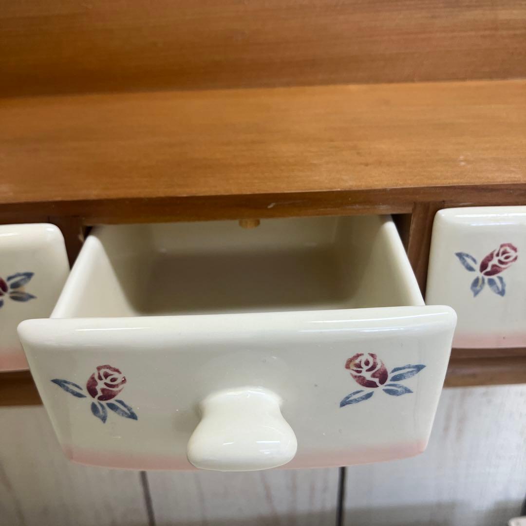 マニー ローズアンポショワール 木製壁掛け収納ラック陶器引き出しとタオルバーつき