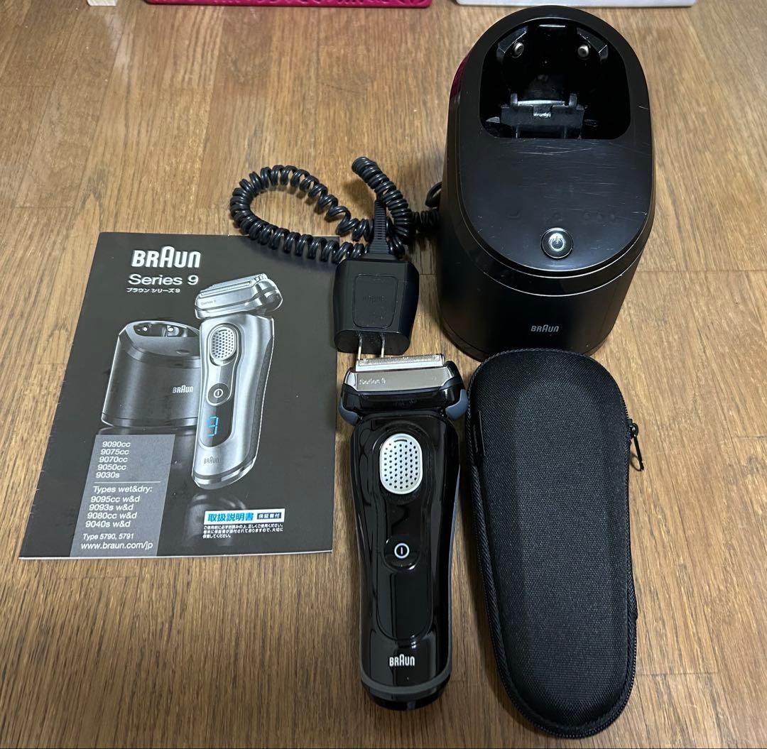Braun シリーズ9 充電＆洗浄器、電源コード、旅行用ケース、取扱い説明書付き