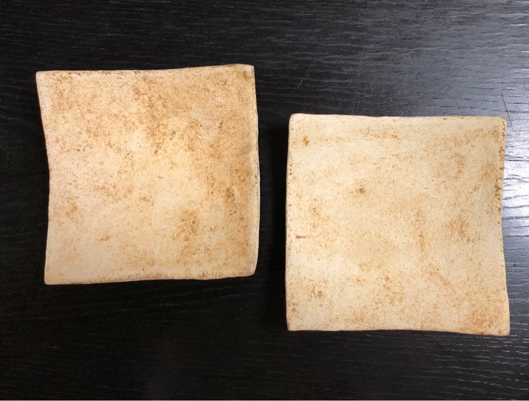 ぬくもりのあるお色味の 陶器の角皿2枚