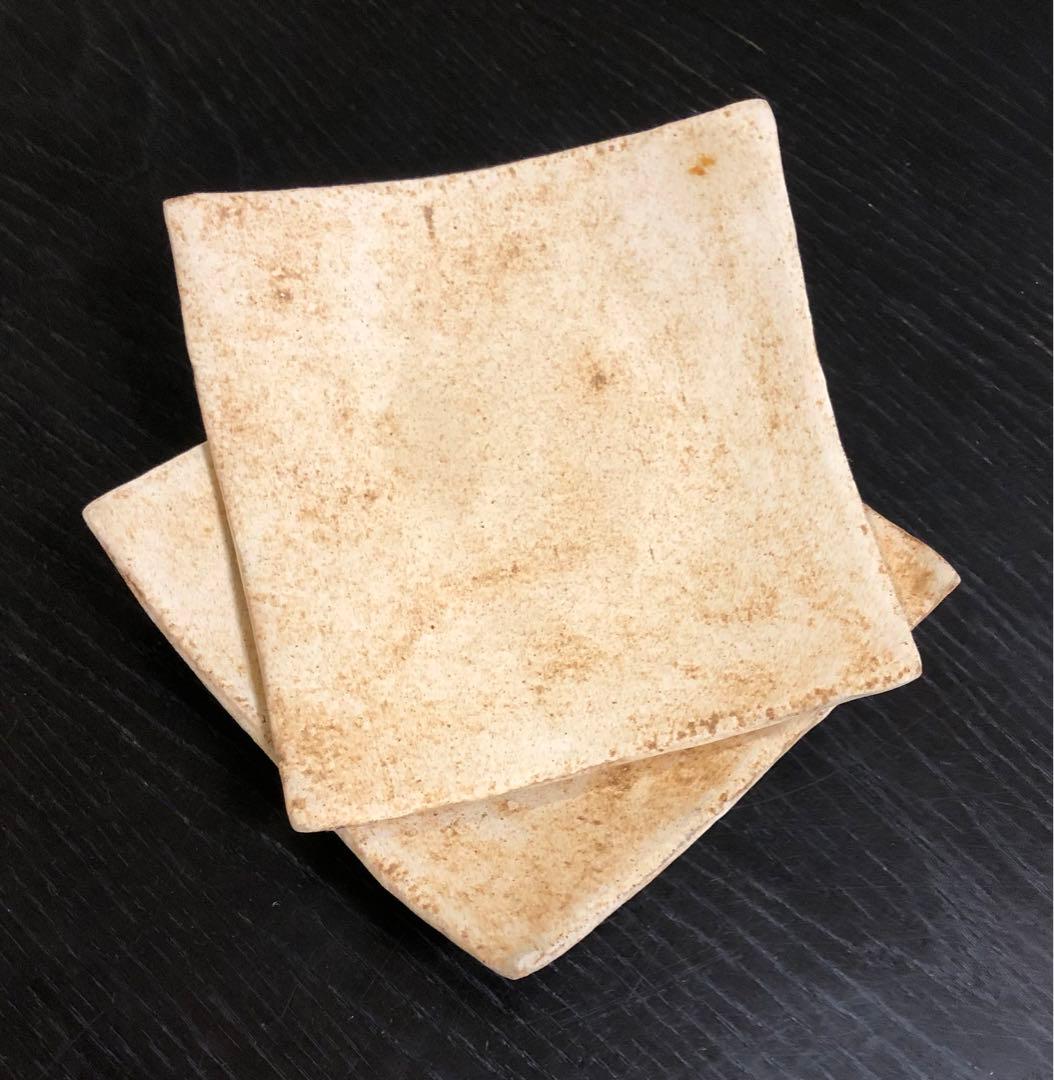 ぬくもりのあるお色味の 陶器の角皿2枚