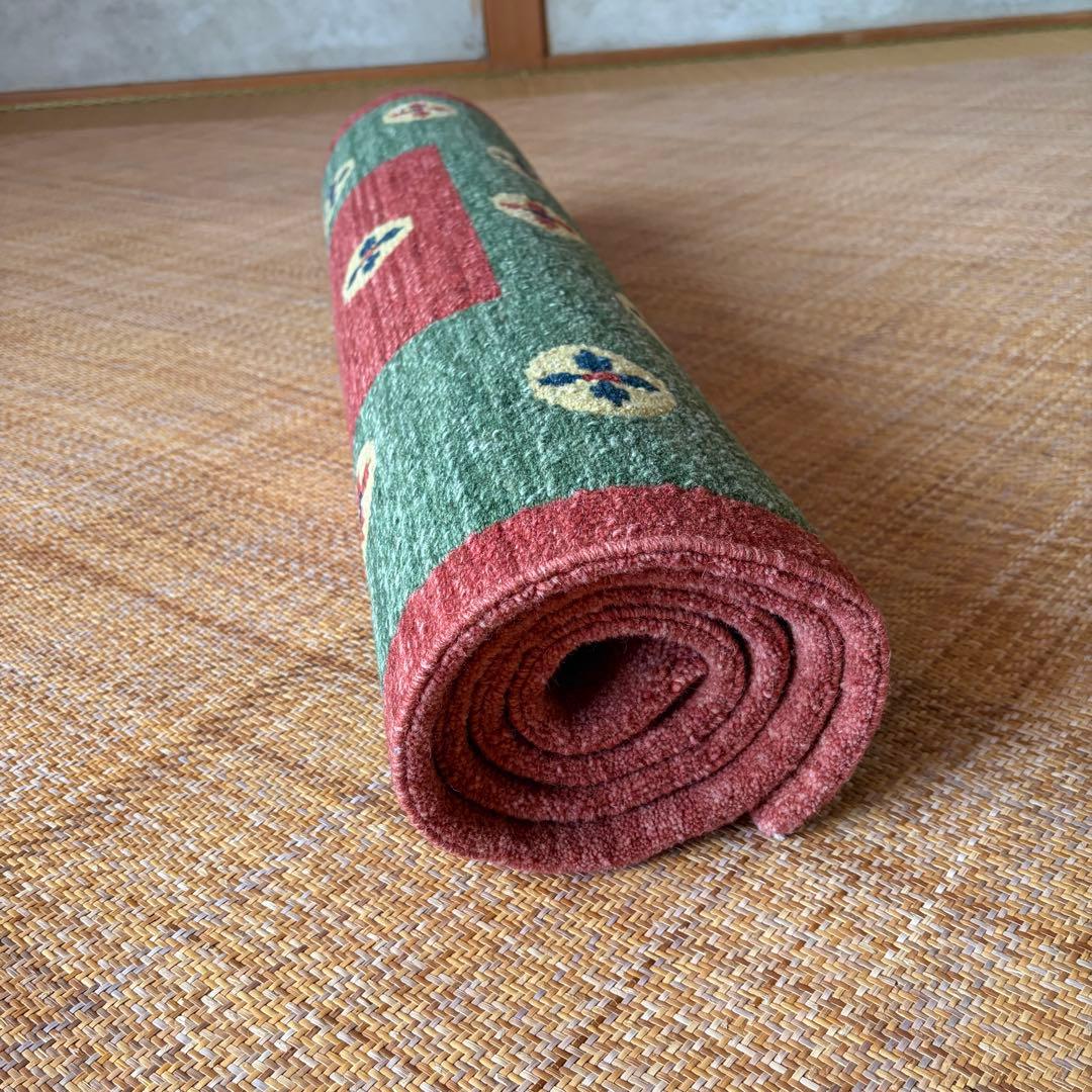 チベタンラグ　ウール　光沢のある明るい赤と明るい緑