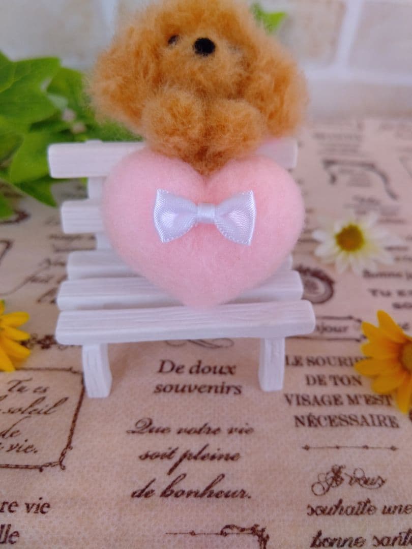 羊毛フェルト ハート乗りトイプーのブローチ♪