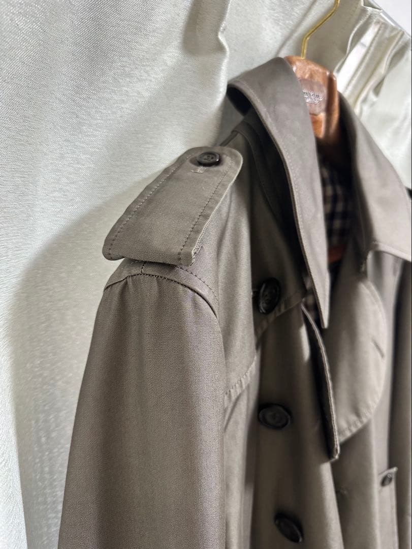 アクアスキュータム　ダブルブレスト トレンチコート　カーキ　ロンドン