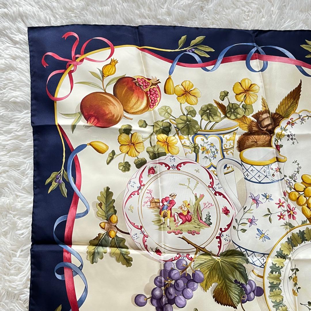 【美品】サルヴァトーレフェラガモ　スカーフ　シルク100% ブドウ　栗